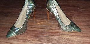 HEELS LIKE NEW FROM MODELS CLOSET NEVER WORN